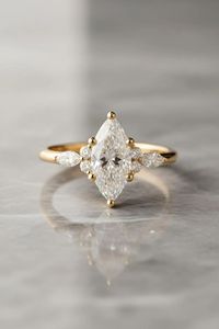 Bague de fiançailles de luxe en or 14 carats avec diamant de laboratoire taille marquise en grappe, bijoux fins, fabricant - Product Image 1