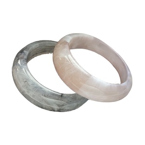 Bracelet jonc sculpté en résine de qualité supérieure, design tendance, vente en gros, nouveau bracelet coloré élégant avec breloques pour femme, idéal pour mariage et fête - Product Image 3