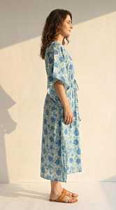 Robe kaftan en coton bleu à fleurs pour femmes, coupe décontractée, maxi pour l'été - Product Image 2