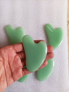 Outil de massage Gua Sha en résine verte, cuillère de raclage facial, forme personnalisée, exfoliant de soin beauté, technique de moulage de statues en résine - Product Image 1