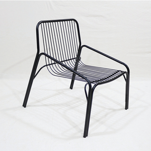 Chaise de jardin moderne en métal avec accoudoirs, pieds effilés, mobilier d'extérieur au design contemporain, durable et empilable, pour terrasse - Product Image 6