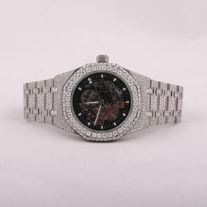 Montre à quartz pour homme de forme ronde sertie de diamants, fabriquée en Inde, idéale pour les mariages et les soirées, disponible au prix direct d'usine - Product Image 4