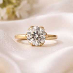 Anillo de Compromiso de Oro Amarillo de 14K con Diamante Solitario de Corte Redondo para Mujer, Anillo de Boda con Engaste de Pétalos Festoneados, Regalo de Aniversario - Product Image 4