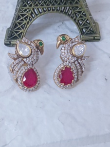 ต่างหูเงินรูปนกยูงดีไซน์หรูหราจาก Amaira Jewels เหมาะสำหรับงานปาร์ตี้สำหรับผู้หญิง - Product Image 1