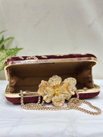 Pochette de soirée de luxe rouge profond avec cadre floral doré et broderies Zardozi, fermoir lotus, pour mariage, mariée, printemps/été/hiver