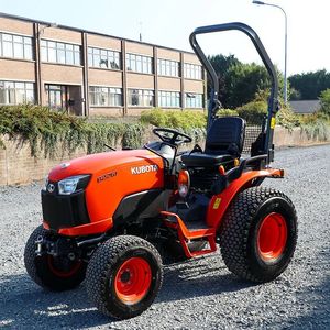 Tracteur utilitaire compact Kubota LX3520SUHSDC économique avec moteur, transmission hydrostatique, cabine climatisée et pompe - Product Image 3