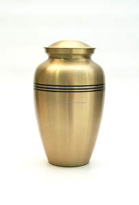 Achetez une urne artisanale en laiton pour adultes pour la crémation de cendres humaines pour le stockage commémoratif avec un élégant design intemporel - Product Image 5