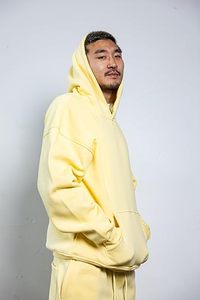Ensemble de survêtement unisexe jaune à capuche, couleur unie, en coton, décontracté, avec poches latérales, pour l'hiver, personnalisable, haute qualité - Product Image 4