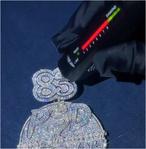 Colgante personalizado de plata 925 con probador de diamantes VVS y moissanita helada, diseño de nombre y letra estilo Hip Hop, cadena de eslabones, joyería - Product Image 1