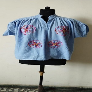 เสื้อคลุมผ้าฝ้ายสลับเนื้อ ดีไซน์หรูหราสำหรับงานปาร์ตี้ รับผลิตแบบ OEM ODM แบรนด์ส่วนตัว - Product Image 1
