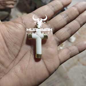 จี้กางเขนทำจากกระดูกควายคุณภาพสูง เป็นมิตรกับสิ่งแวดล้อม ดีไซน์ทันสมัย แกะสลักด้วยมือ พร้อมต่างหูกระดูกควาย สำหรับทำเครื่องประดับ ราคาประหยัด - Product Image 2