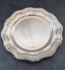 Assiette de présentation vintage ronde en métal argenté poli, plateau de service solide pour la mise en table de mariage ou d'événement - Product Image 3