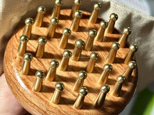 Masseur de tête en bois ayurvédique avec picots en métal bronze pour la croissance des cheveux, peigne d'acupression des méridiens, vente en gros - Product Image 3