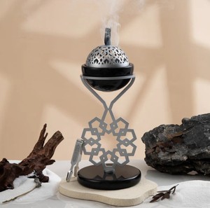 Brûleur d'encens en bois de santal métallique de luxe - Décoration minimaliste écologique pour la maison islamique - Product Image 4