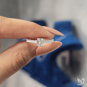 Anillo de Diamante Cultivado en Laboratorio con Corte Esmeralda de 0.50ct, Banda Pavé Catedral en Oro Blanco de 10K, Diseño Refinado con Corte Escalonado - Product Image 4