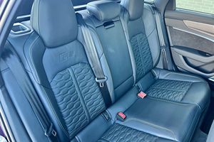 Vista frontal del SUV deportivo R S 6 Avaant 2021 en color púrpura metalizado - Product Image 4
