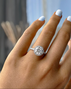 Anillo de Compromiso con Halo de Diamantes Redondos en Oro Blanco con Banda Pavé, Elegante Anillo de Promesa Nupcial para Mujer, Joyería de Lujo Atemporal - Product Image 1