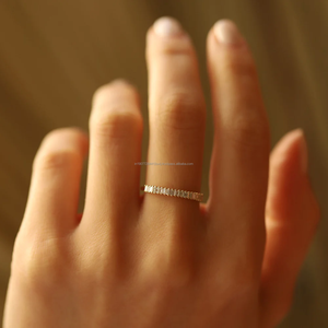 Anillo de compromiso minimalista de media eternidad con diamante natural de corte baguette de 0.22 ct para mujer, banda de oro amarillo macizo de 14K de 2 mm - Product Image 3