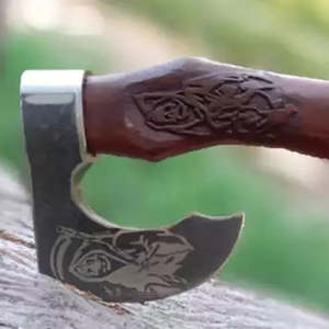 Hache de survie multi-usage artisanale en acier industriel à haute teneur en carbone, manche en bois de rose, personnalisable - Product Image 2