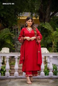 ชุดคุณภาพดีที่สุด PV-Chanderi พร้อมลายดอกไม้หลายเส้นและแขนเสื้อทรงระฆัง Anarkali Kurti พร้อมกางเกงและผ้าคลุมไหล่เข้าชุด ผู้ส่งออกจากอินเดีย - Product Image 3