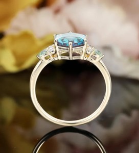 Anillo de Compromiso y Boda de Alejandrita con Corte Hexagonal, Anillo de Plata con Gema Geométrica Única que Cambia de Color, Anillo de Promesa Unisex de Lujo - Product Image 4