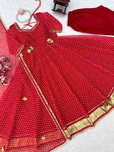 Ensemble indien pakistanais en georgette rouge avec imprimé Butti doré et bordure en dentelle, robe et chemisier pour fêtes et mariages - Product Image 6