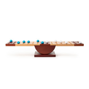 Jeu de planche à bascule en bois artisanal avec billes colorées et dés – Jeu de stratégie interactif pour toute la famille, pour un plaisir garanti - Product Image 3