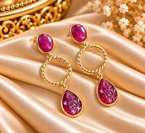 Boucles d'oreilles pendantes pour femme en laiton plaqué or, agate taille poire, motif floral sculpté, serti clos en forme de goutte - Product Image 1