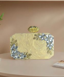 Pochette en résine élégante dorée avec embellissements floraux en pierres de cristal et bouton en lotus, sac de soirée pour femme - Product Image 3