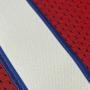 Maillot de sport rouge personnalisé à col en V pour la vente en gros, en tissu anti-humidité, idéal pour les équipes de football américain - Product Image 3