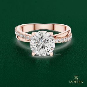 Bague pour femme en or rose avec diamant taille ovale, diamant rond brillant, diamant de laboratoire, design croisé torsadé et pierres pavées latérales, cadeau romantique - Product Image 2