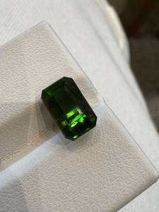 Turmalina Verde Oscuro Cromada 100% Natural de Alta Calidad, Corte Esmeralda, 3.60CT, Gema Suelta Facetada con Juego de Color para Joyería - Product Image 3