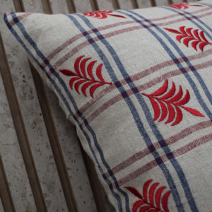 Housse de coussin décorative en lin 100% brodée motif feuille rouge, coussin décoratif à carreaux, housse de coussin de luxe pour canapé, fournisseur en gros - Product Image 2