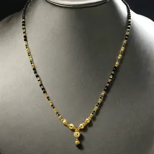Elegante Mangalsutra Dorado con Cadena de Cuentas Negras Tradicionales y Colgante de Diamante Curvo Contemporáneo para Mujeres Modernas, Joyería de Boda - Product Image 3