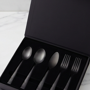 Juego de cubiertos de 5 piezas con acabado martillado negro mate, apto para lavavajillas, cubiertos metálicos de diseño minimalista para uso en la mesa de comedor. - Product Image 6