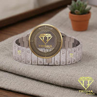 Montre-bracelet de créateur entièrement sertie de diamants Moissanite taille ronde et chiffres romains classiques multicolores
