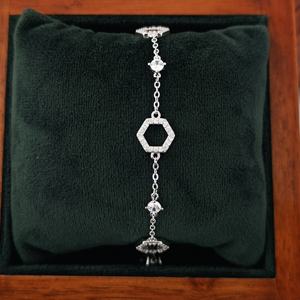 Bracelet hexagonal pour femme avec micro-pavé CZ, chaîne géométrique minimaliste - Cadeau - Product Image 1