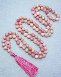 Différentes perles de pierre - Cadeau artisanal du Népal avec perles de corail 8mm Perles Guru Bouddhistes - Product Image 2