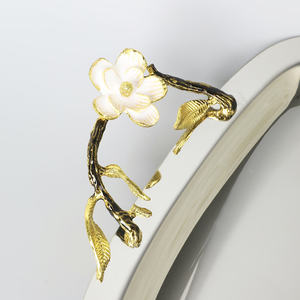 Un plateau de service en métal améliore la présentation des aliments, faisant apparaître même les plats simples élégants et soigneusement disposés. - Product Image 2