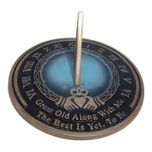Elegante Reloj Solar Claddagh de Metal para Patio con Acabado Rústico Antiguo para Exhibición en Exteriores, Hogar y Jardín - Product Image 2