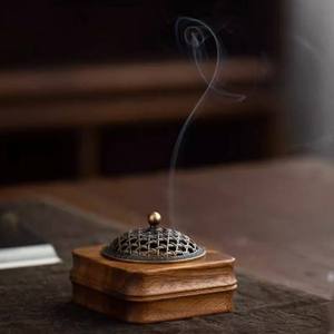 En gros, Brûleur à Bakhoor carré en bois de manguier avec couvercle en laiton antique, support d'encens Oud traditionnel, Mabkhara rustique Zen de bureau - Product Image 2