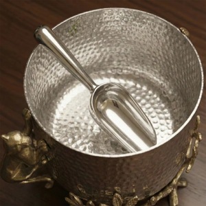 Seau à glace en métal martelé avec poignée singe et support en forme de feuille, refroidisseur à champagne rond de luxe isolé - Product Image 4