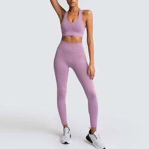 Conjunto de yoga premium para mujer diseñado con tela ligera de secado rápido, costuras duraderas y construcción sin costuras para mayor comodidad en el entrenamiento. - Product Image 1
