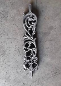 Pièce d'escalier victorienne en fer forgé, motif décoratif en spirale, construction durable, balustrade élégante, architecture classique intemporelle. - Product Image 4