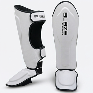 Espinilleras personalizadas para kickboxing, muay thai, entrenamiento y sparring, protectores de empeine y piernas de cuero genuino. - Product Image 1