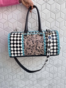 Sacs à bagages en cuir uniques, faits à la main par un designer, à motifs de damier, multi-usages, sac de voyage unisexe, grand sac à main - Product Image 5