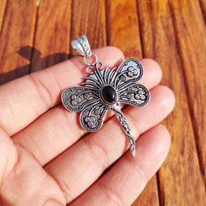 Pendentif Papillon en Laiton Naturel pour la Guérison par le Reiki, l'Équilibrage des Chakras et les Cadeaux – Disponible en Gros à Prix Avantageux - Product Image 2