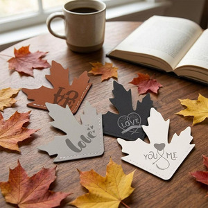 Marcapáginas de cuero hecho a mano con diseño de hoja de arce, accesorio de lectura y regalo personalizado para amantes de los libros y estudiantes, en venta. - Product Image 2