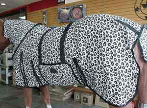 Manta de equitación Elite Performance Exercise Quarter Rug con diseño recortado, alta visibilidad, material de malla transpirable y estampado. - Product Image 3