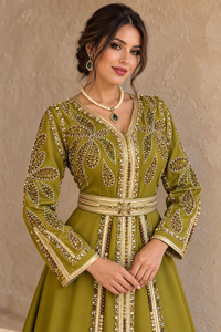 Caftan algérien Mishkat Couture vert olive en velours orné de feuilles d'or et de perles, manches longues, ceinture ornée de bijoux, maxi, hiver - Product Image 3